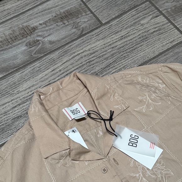 BDG Other - BDG beige NWT embroidered windowpane flower men m short sleeve button up